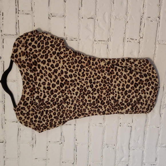 Guess short sleeved leopard print top w/front gold detail size xl - Picture 5 of 5